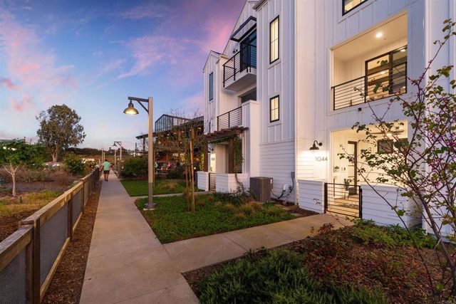 1044 Palmaria Court, Encinitas, CA 92024