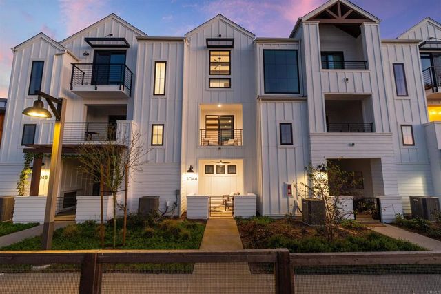 1044 Palmaria Court, Encinitas, CA 92024