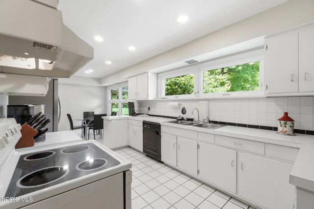 1910 S Holland Sylvania Road, Maumee, OH 43537