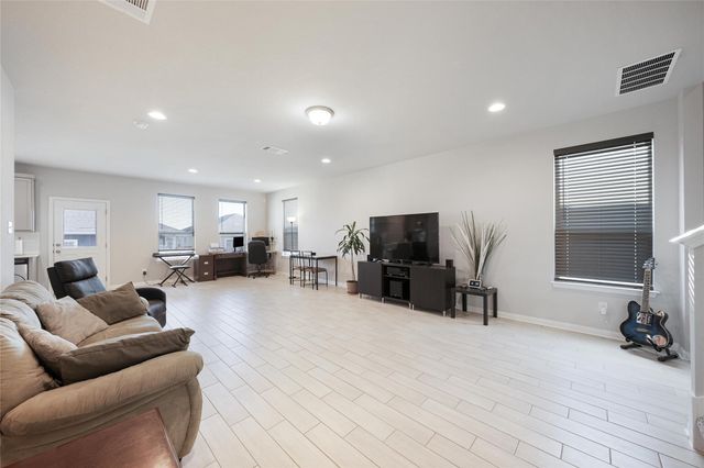 108 Drifter LN, Jarrell, TX 76537