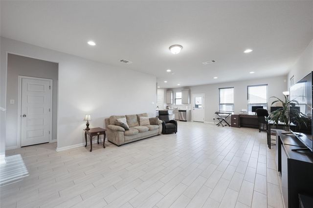 108 Drifter LN, Jarrell, TX 76537