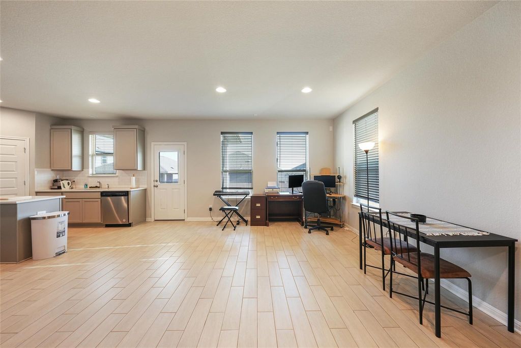 108 Drifter LN, Jarrell, TX 76537