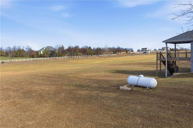 17860 Clearview Drive, Leavenworth, KS 66048