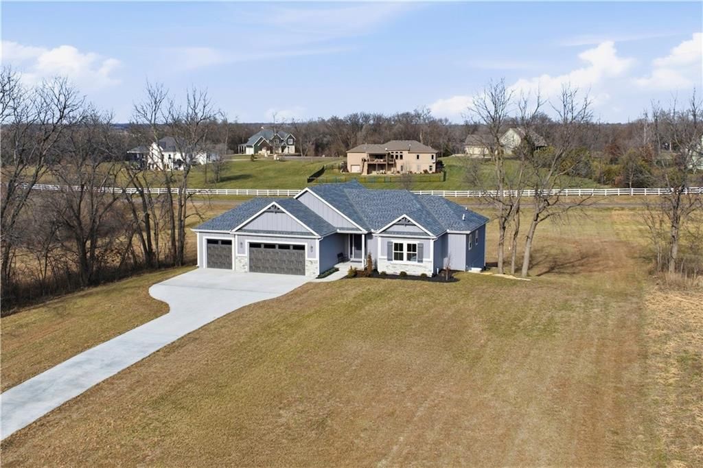 17860 Clearview Drive, Leavenworth, KS 66048