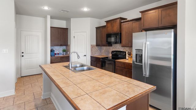 17634 Hoods Ridge Dr, Prairieville, LA 70769
