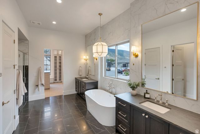 646 W HIDDEN FARM DR, Farmington, UT 84025