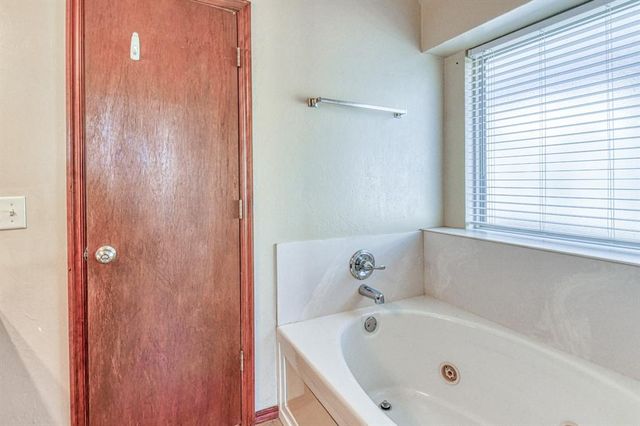 2200 SE 8th Street, Moore, OK 73160