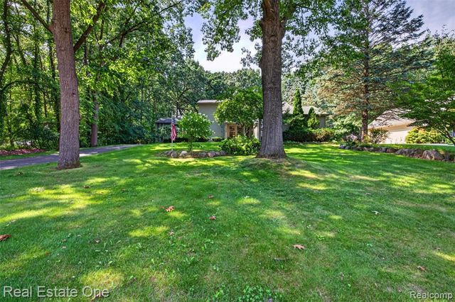 8520 Englewood Drive, Clarkston, MI 48346