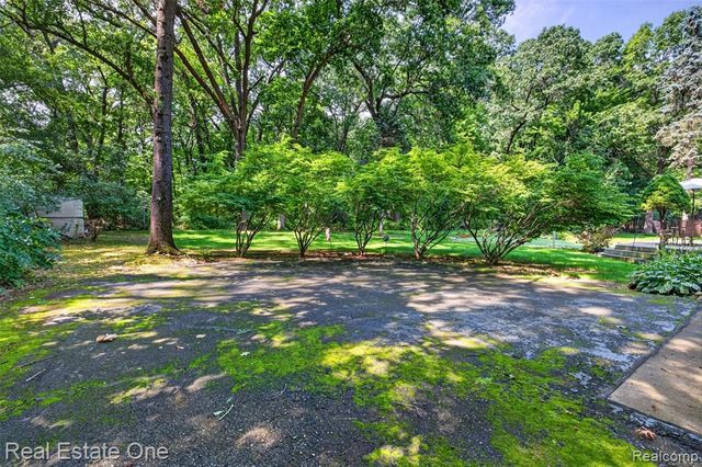 8520 Englewood Drive, Clarkston, MI 48346