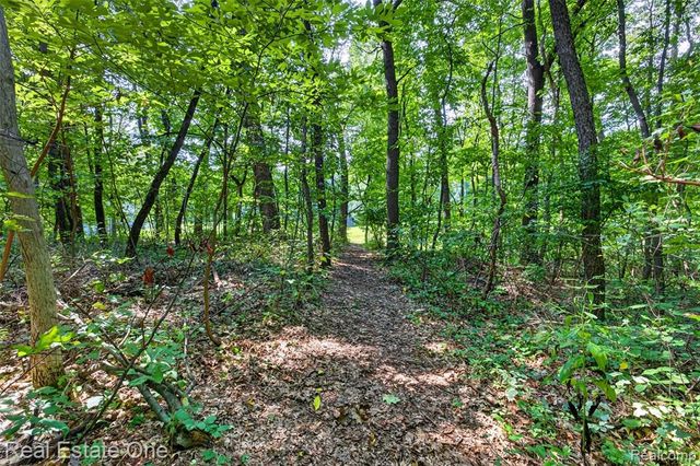 8520 Englewood Drive, Clarkston, MI 48346
