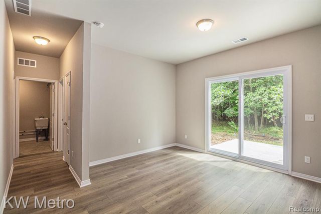 235 Whispering Pines Drive 14, Fenton, MI 48430
