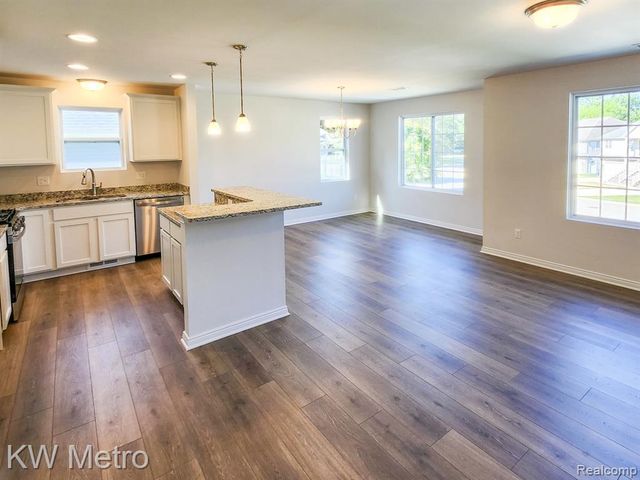235 Whispering Pines Drive 14, Fenton, MI 48430