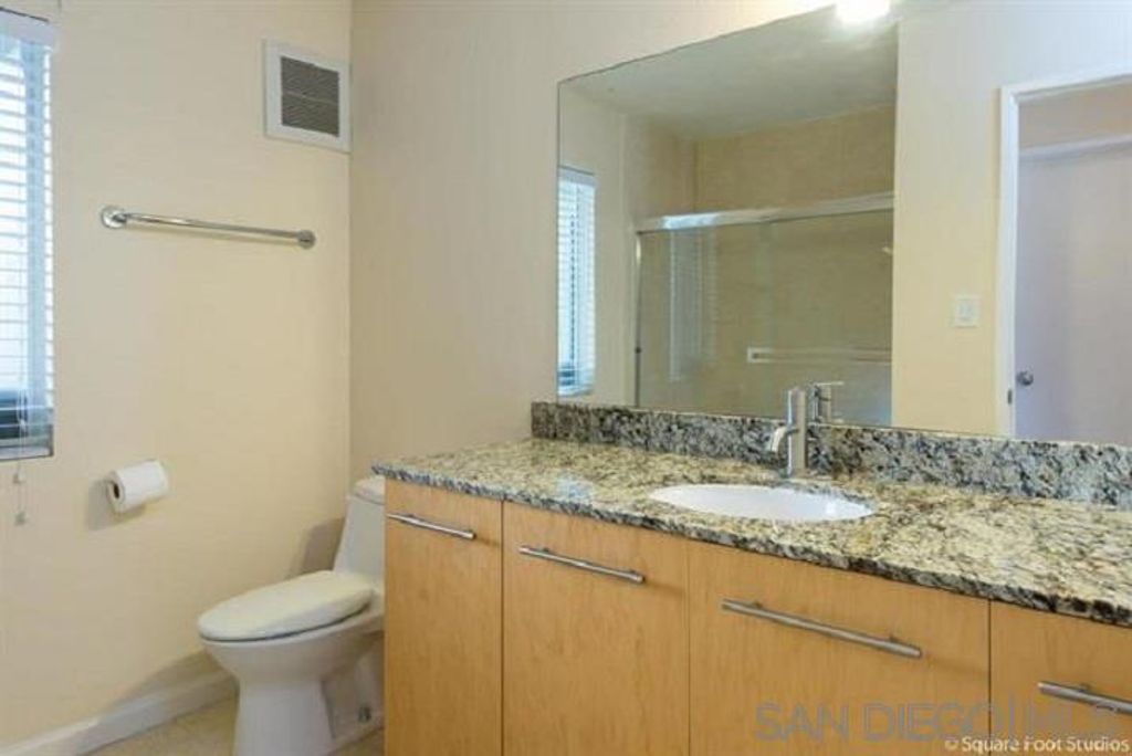 Image 15 of property listing at 7405 Charmant Dr 1911, San Diego, CA 92122
