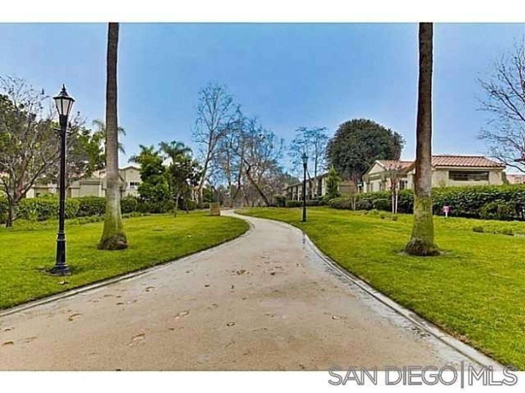 Image 16 of property listing at 7405 Charmant Dr 1911, San Diego, CA 92122
