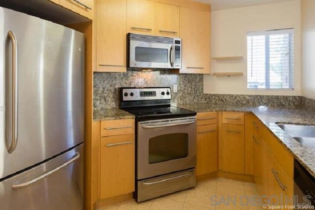 Image 3 of property listing at 7405 Charmant Dr 1911, San Diego, CA 92122
