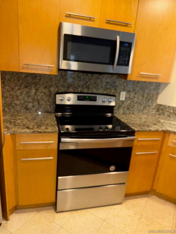 Image 6 of property listing at 7405 Charmant Dr 1911, San Diego, CA 92122