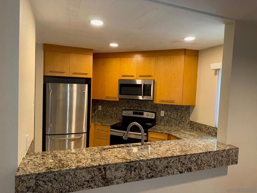 Image 7 of property listing at 7405 Charmant Dr 1911, San Diego, CA 92122