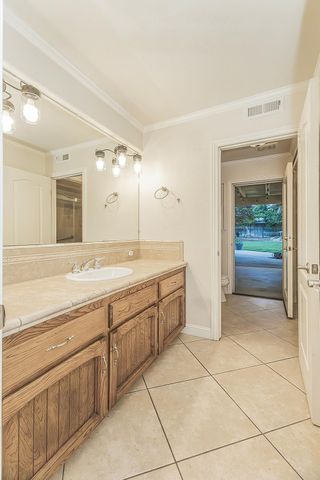 286 E Everglade Avenue, Fresno, CA 93720