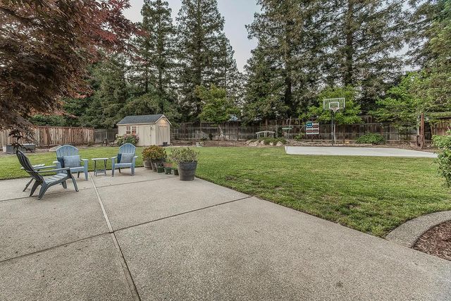 286 E Everglade Avenue, Fresno, CA 93720