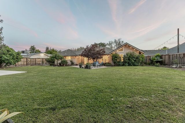 286 E Everglade Avenue, Fresno, CA 93720
