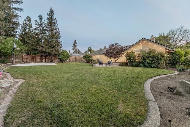 286 E Everglade Avenue, Fresno, CA 93720