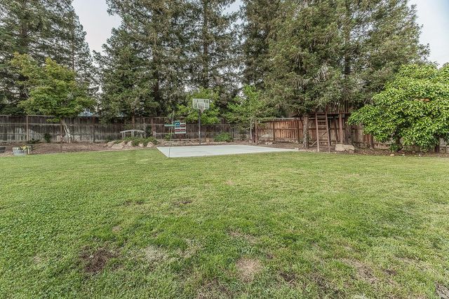 286 E Everglade Avenue, Fresno, CA 93720