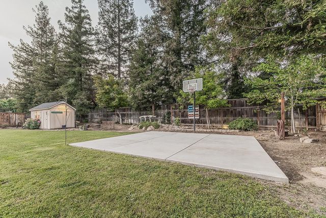 286 E Everglade Avenue, Fresno, CA 93720