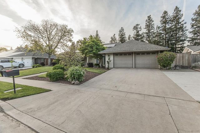 286 E Everglade Avenue, Fresno, CA 93720