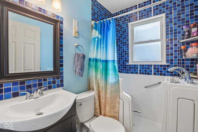 186 N 8th Avenue, Beech Grove, IN 46107