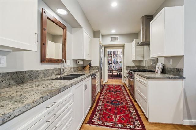 10 S Briar Hollow Lane 50, Houston, TX 77027