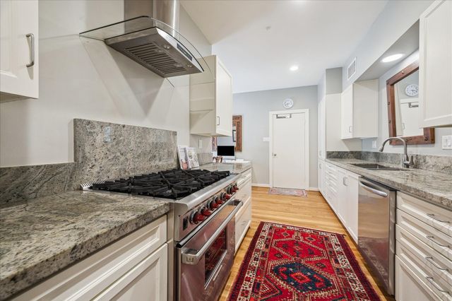 10 S Briar Hollow Lane 50, Houston, TX 77027