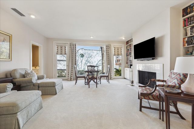 10 S Briar Hollow Lane 50, Houston, TX 77027