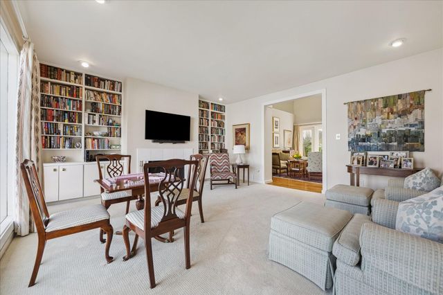 10 S Briar Hollow Lane 50, Houston, TX 77027