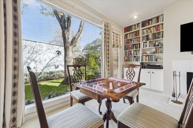 10 S Briar Hollow Lane 50, Houston, TX 77027