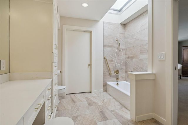 10 S Briar Hollow Lane 50, Houston, TX 77027