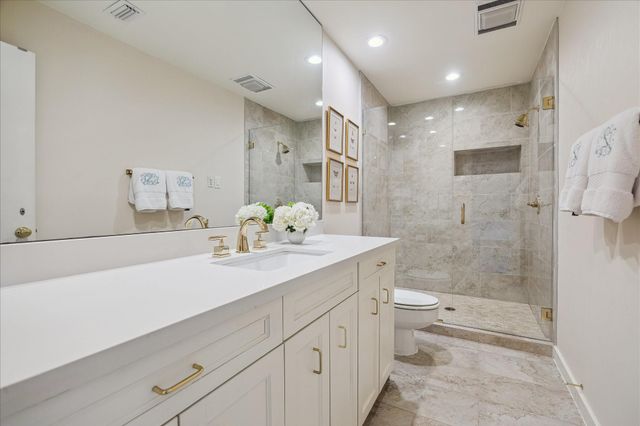 10 S Briar Hollow Lane 50, Houston, TX 77027