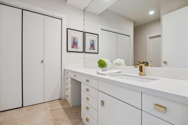 10 S Briar Hollow Lane 50, Houston, TX 77027