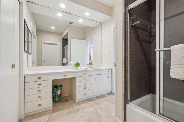 10 S Briar Hollow Lane 50, Houston, TX 77027