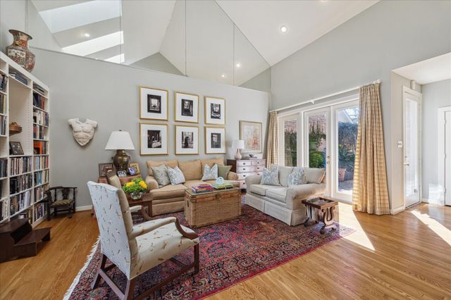 10 S Briar Hollow Lane 50, Houston, TX 77027