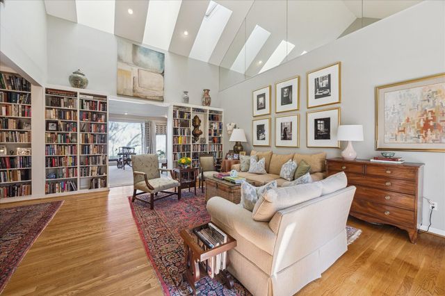 10 S Briar Hollow Lane 50, Houston, TX 77027