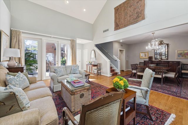 10 S Briar Hollow Lane 50, Houston, TX 77027