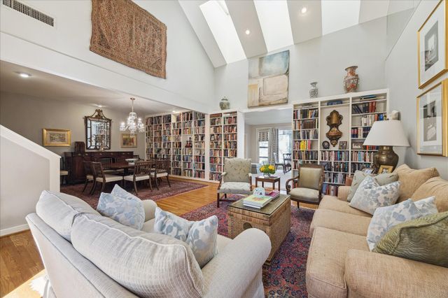 10 S Briar Hollow Lane 50, Houston, TX 77027