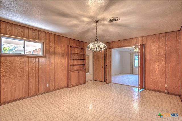 1810 N Beal Street, Belton, TX 76513