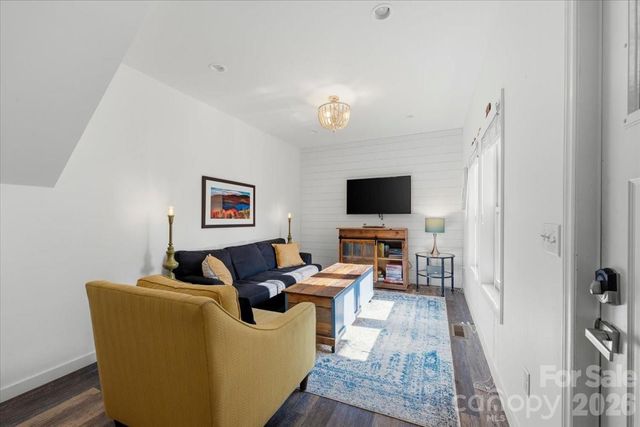 109 Portmanvilla Road, Black Mountain, NC 28711