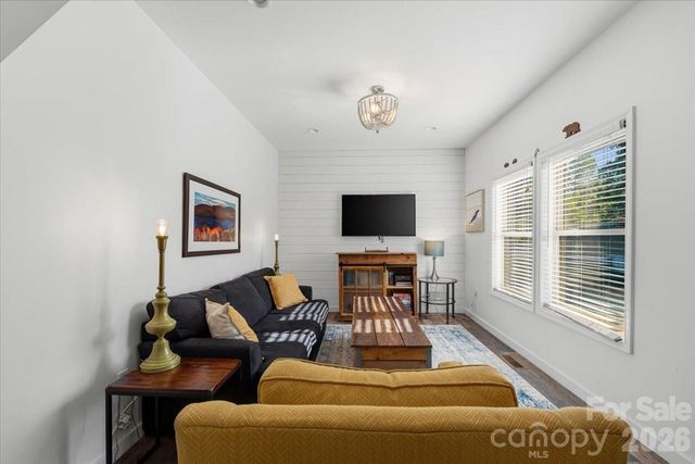 109 Portmanvilla Road, Black Mountain, NC 28711