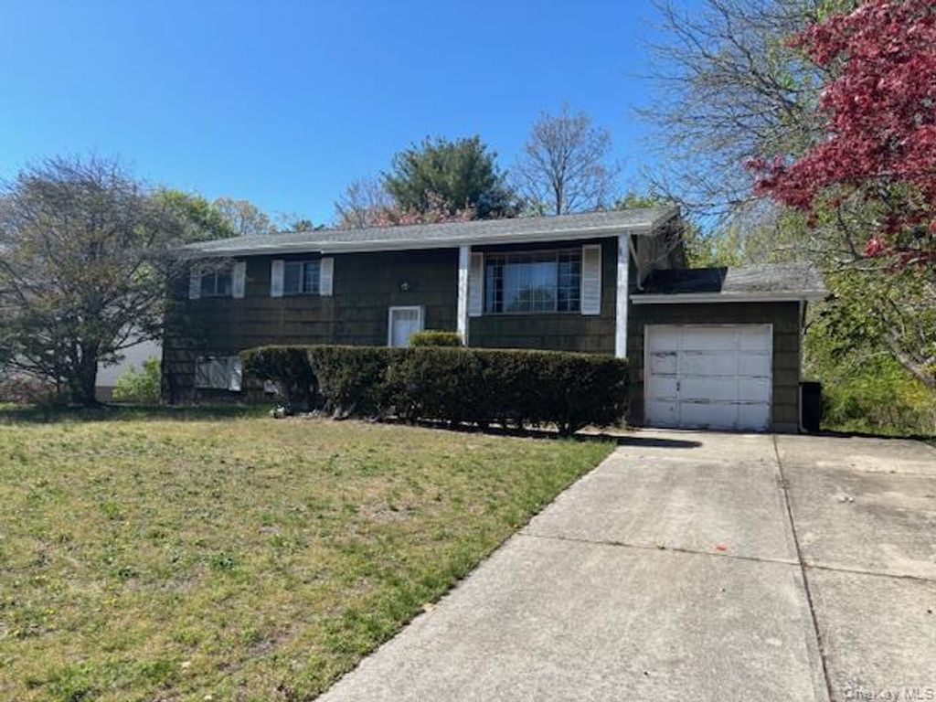 199 Ridge Road, Wheatley Heights, NY 11798