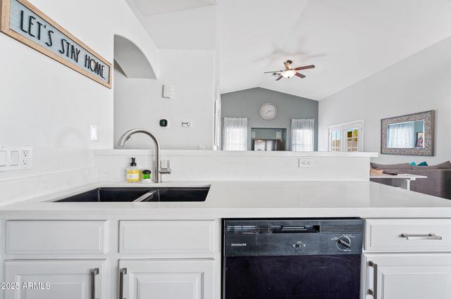 3228 E SANDY Way, Gilbert, AZ 85297
