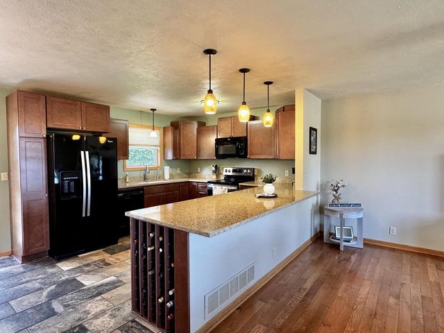 624 Brookstone WAY, Watertown, WI 53094