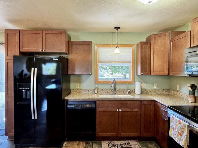 624 Brookstone WAY, Watertown, WI 53094