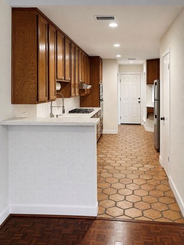 223 Asbury Street, Houston, TX 77007